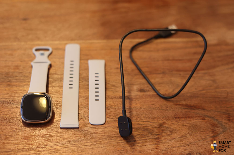 Man sieht den Lieferumfang der Fitbit Sense 2.